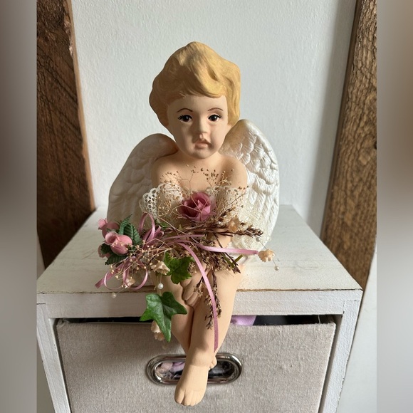 GORGEOUS Vintage Porcelain Sitting Angel Cherub with Flowers EUC - Picture 2 of 16